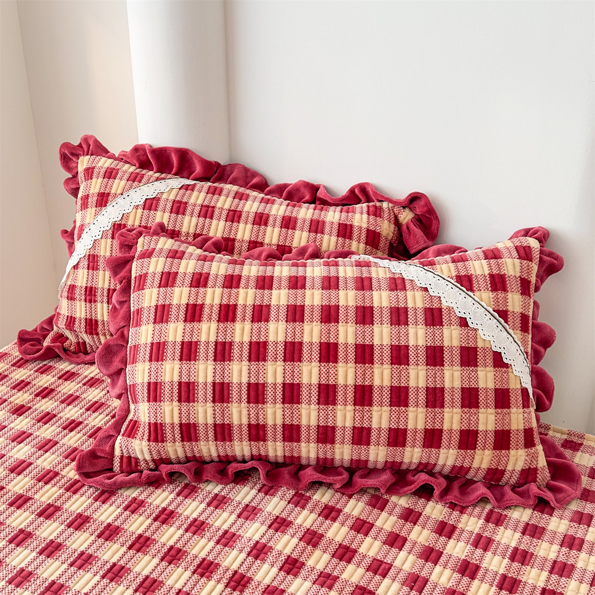 91家纺网 家纺一手货源 找家纺 恒爱家纺 2025新款牛奶绒夹棉花边床盖系列三件套 方纹格-酒红