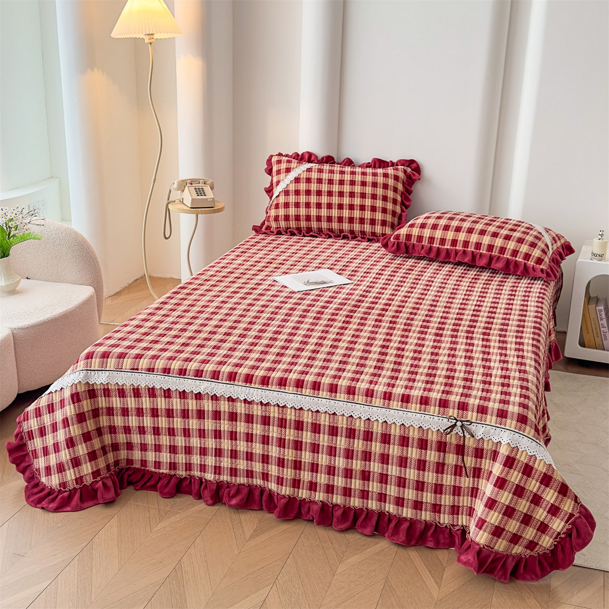 91家纺网 家纺一手货源 找家纺 恒爱家纺 2025新款牛奶绒夹棉花边床盖系列三件套 方纹格-酒红