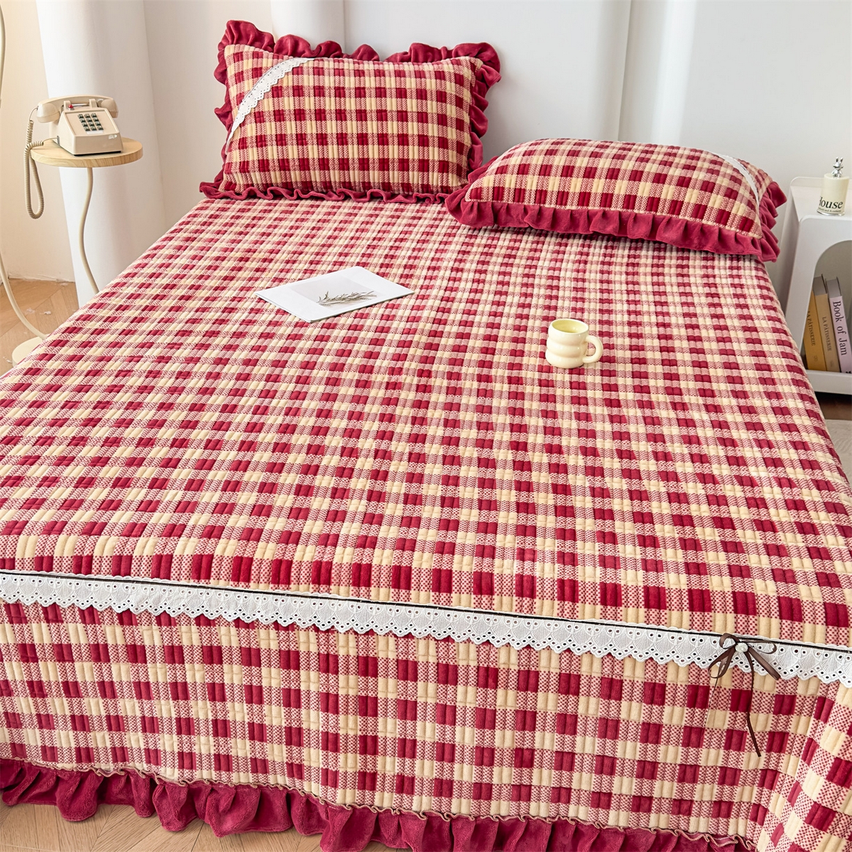 91家纺网 家纺一手货源 找家纺 恒爱家纺 2025新款牛奶绒夹棉花边床盖系列三件套 方纹格-酒红