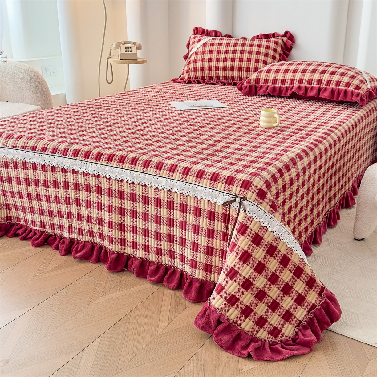 91家纺网 家纺一手货源 找家纺 恒爱家纺 2025新款牛奶绒夹棉花边床盖系列三件套 方纹格-酒红