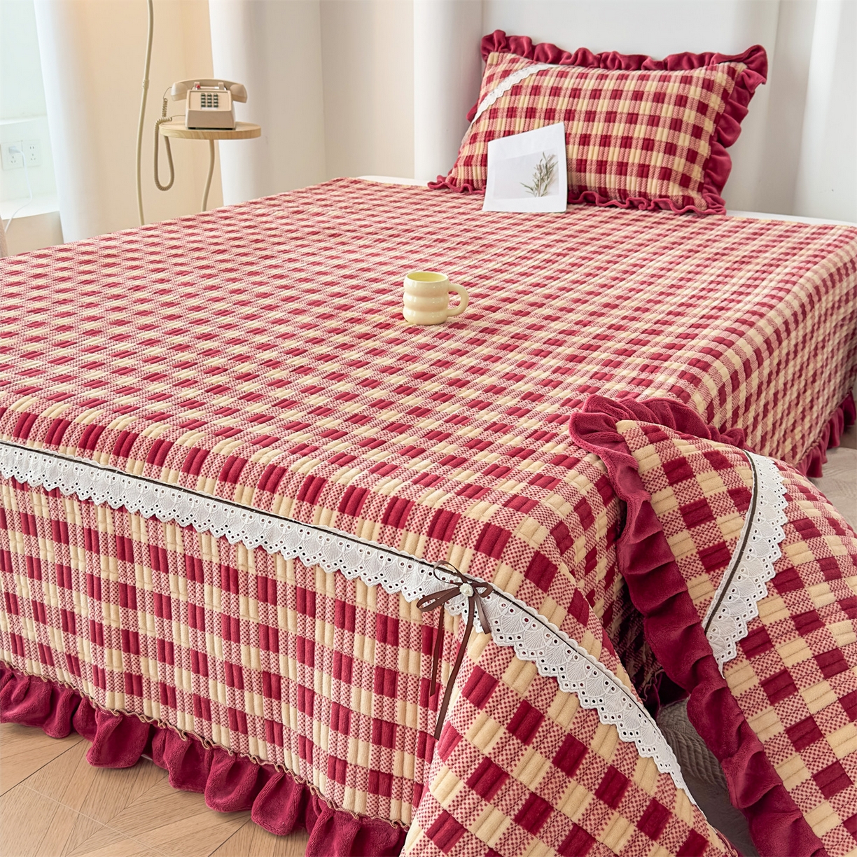 91家纺网 家纺一手货源 找家纺 恒爱家纺 2025新款牛奶绒夹棉花边床盖系列三件套 方纹格-酒红