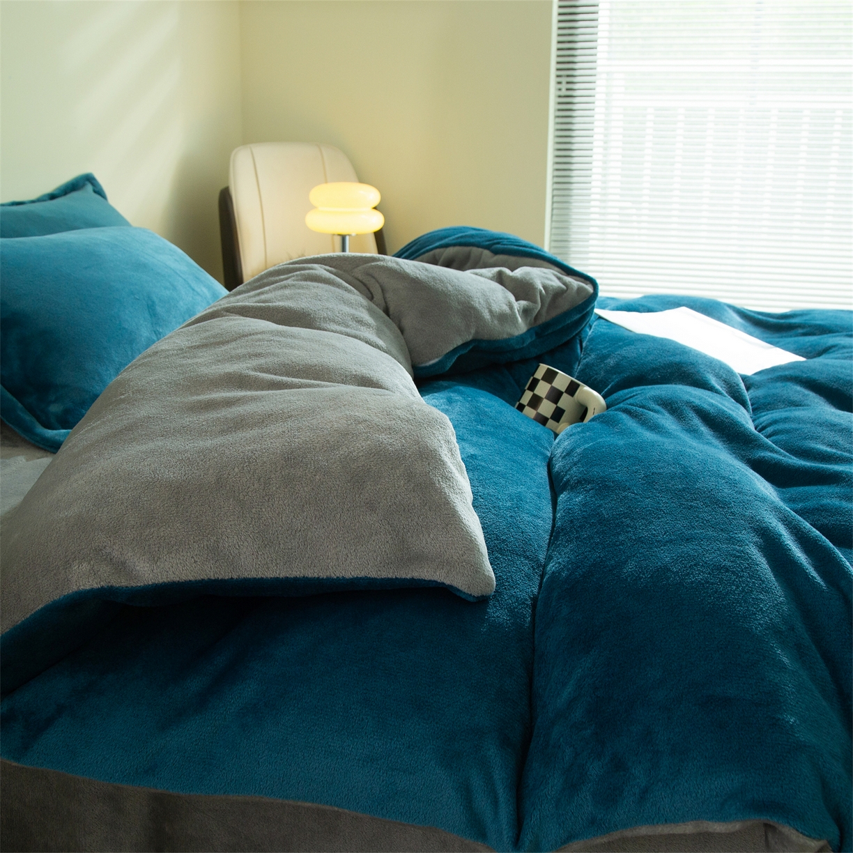 91家纺网 家纺一手货源 找家纺 兰紫橙家纺 2025新款双面绒纯色双拼牛奶绒四件套 孔雀蓝+浅灰