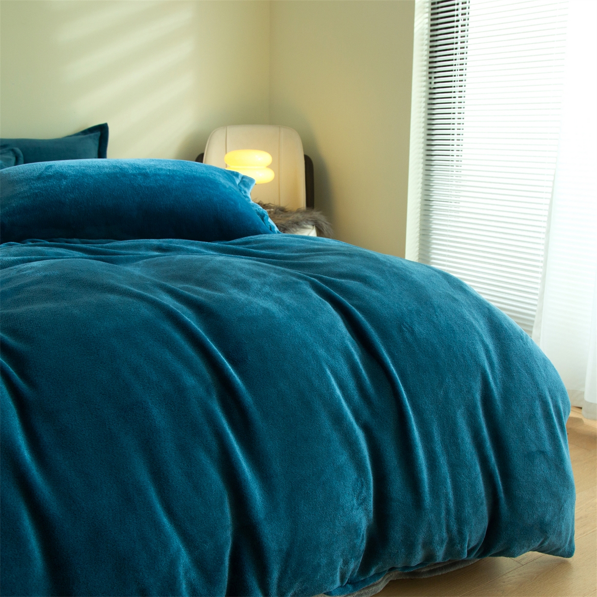 91家纺网 家纺一手货源 找家纺 兰紫橙家纺 2025新款双面绒纯色双拼牛奶绒四件套 孔雀蓝+浅灰