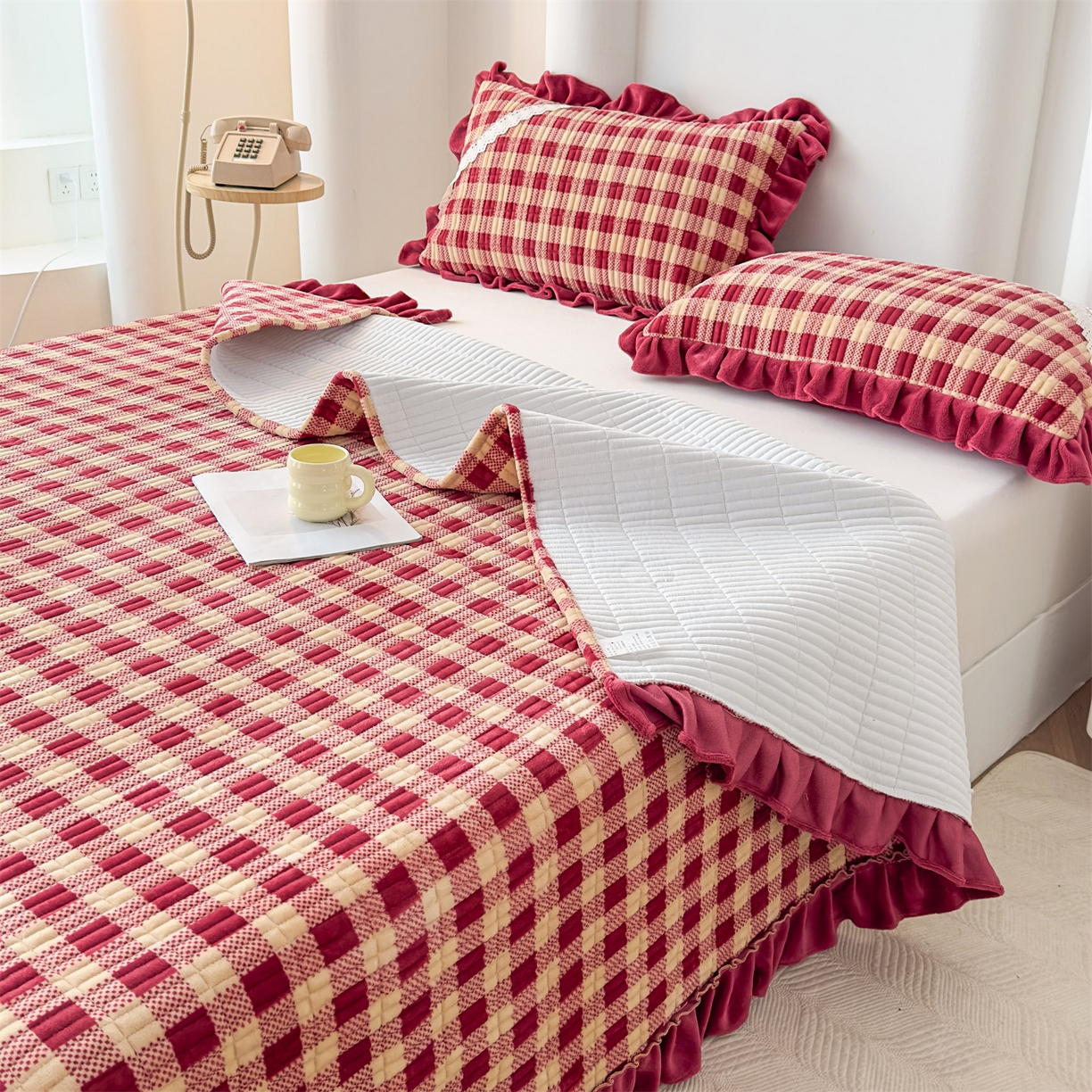 91家纺网 家纺一手货源 找家纺 恒爱家纺 2025新款牛奶绒夹棉花边床盖系列三件套 方纹格-酒红