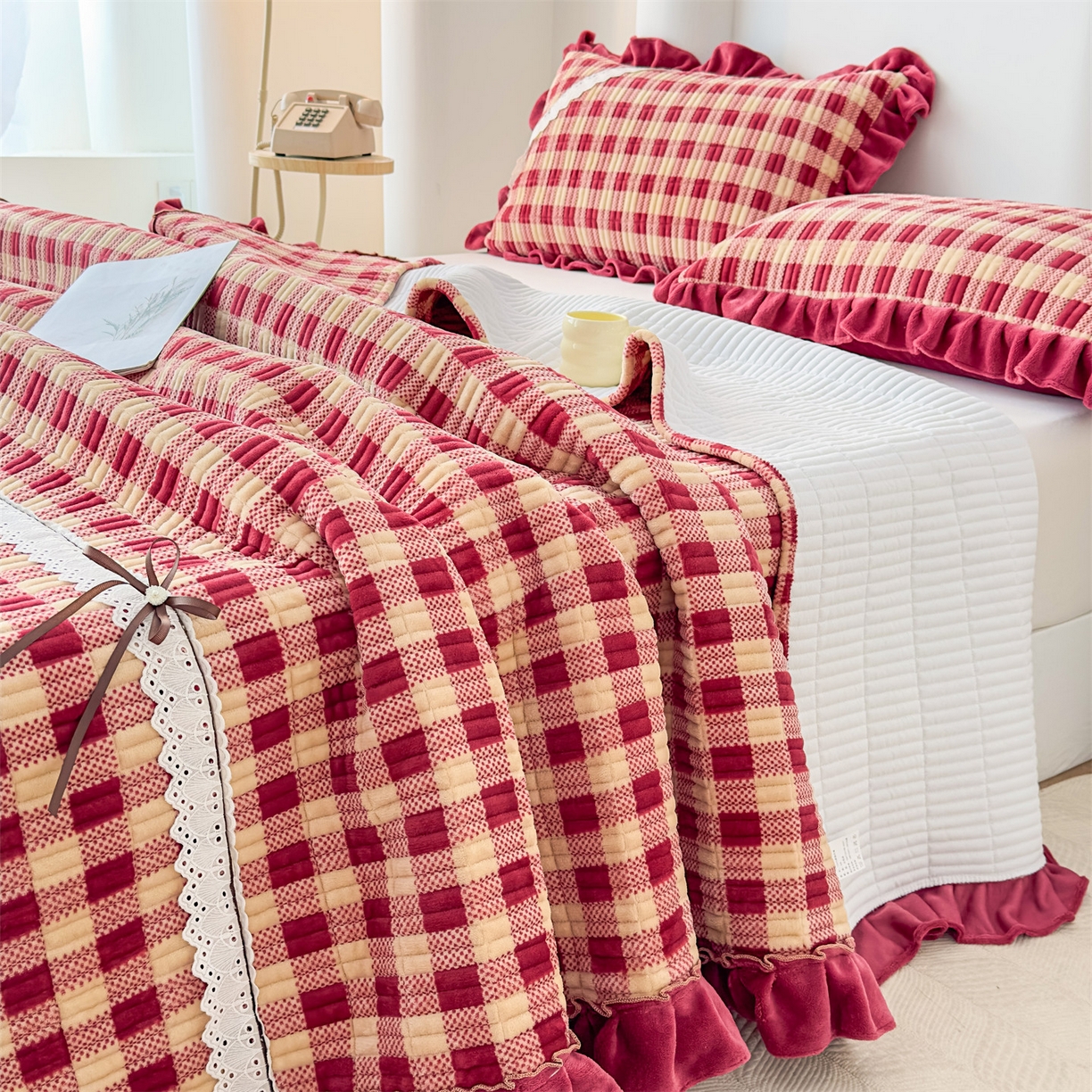 91家纺网 家纺一手货源 找家纺 恒爱家纺 2025新款牛奶绒夹棉花边床盖系列三件套 方纹格-酒红