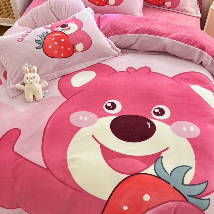 91家纺网 家纺一手货源 找家纺 喜梦缘 2025年新款大版小版卡通牛奶绒四件套 草莓熊