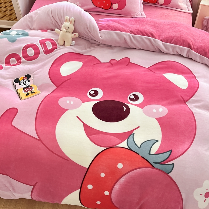 91家纺网 家纺一手货源 找家纺 喜梦缘 2025年新款大版小版卡通牛奶绒四件套 草莓熊