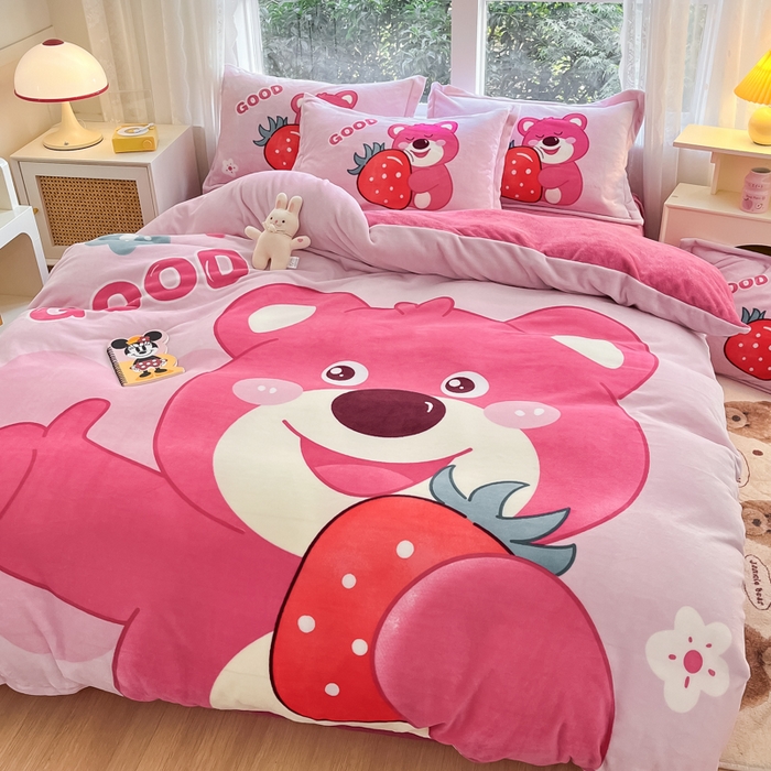 91家纺网 家纺一手货源 找家纺 喜梦缘 2025年新款大版小版卡通牛奶绒四件套 草莓熊