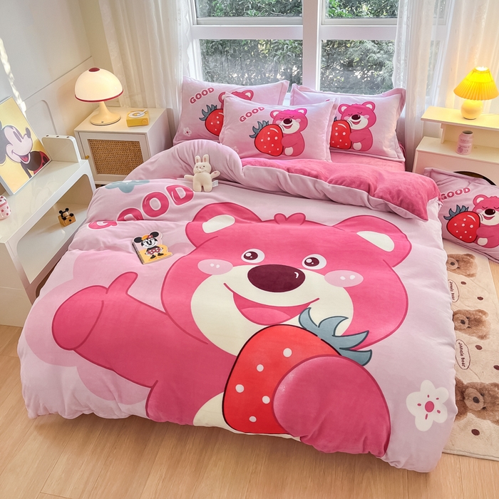 91家纺网 家纺一手货源 找家纺 喜梦缘 2025年新款大版小版卡通牛奶绒四件套 草莓熊