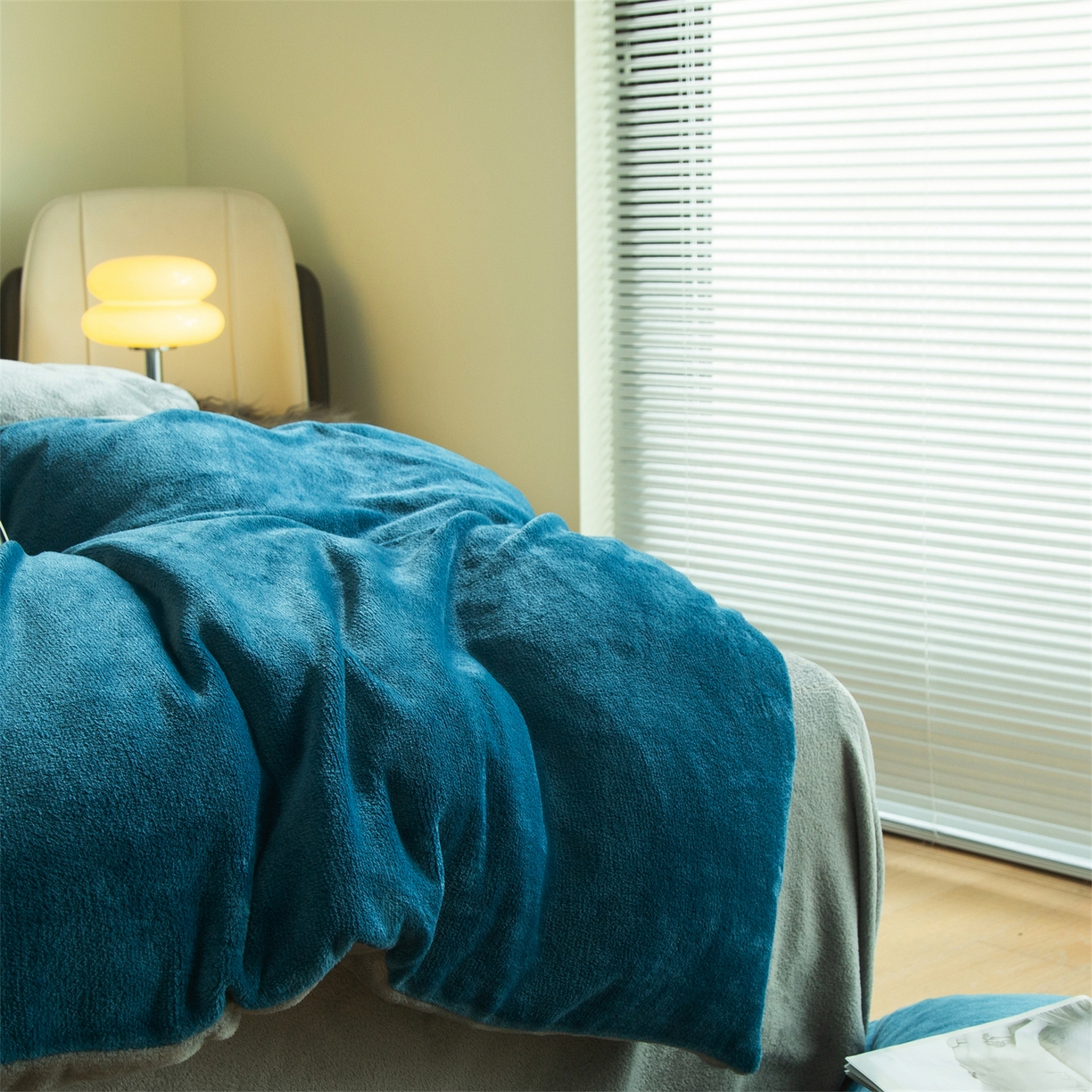 91家纺网 家纺一手货源 找家纺 兰紫橙家纺 2025新款双面绒纯色双拼牛奶绒四件套 孔雀蓝+浅灰