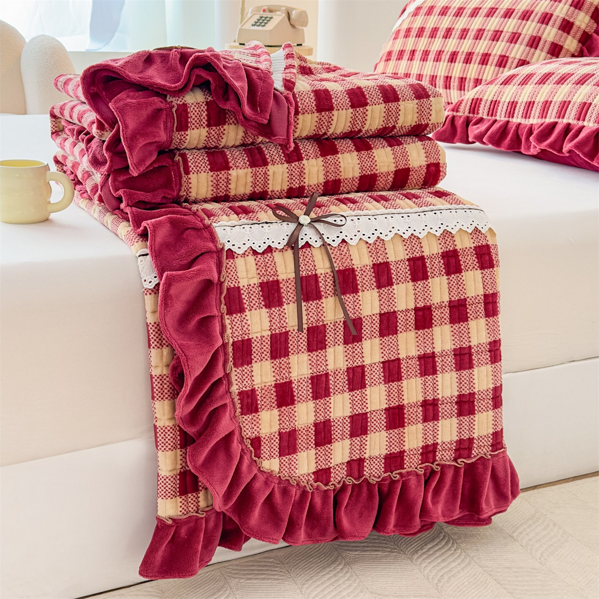 91家纺网 家纺一手货源 找家纺 恒爱家纺 2025新款牛奶绒夹棉花边床盖系列三件套 方纹格-酒红