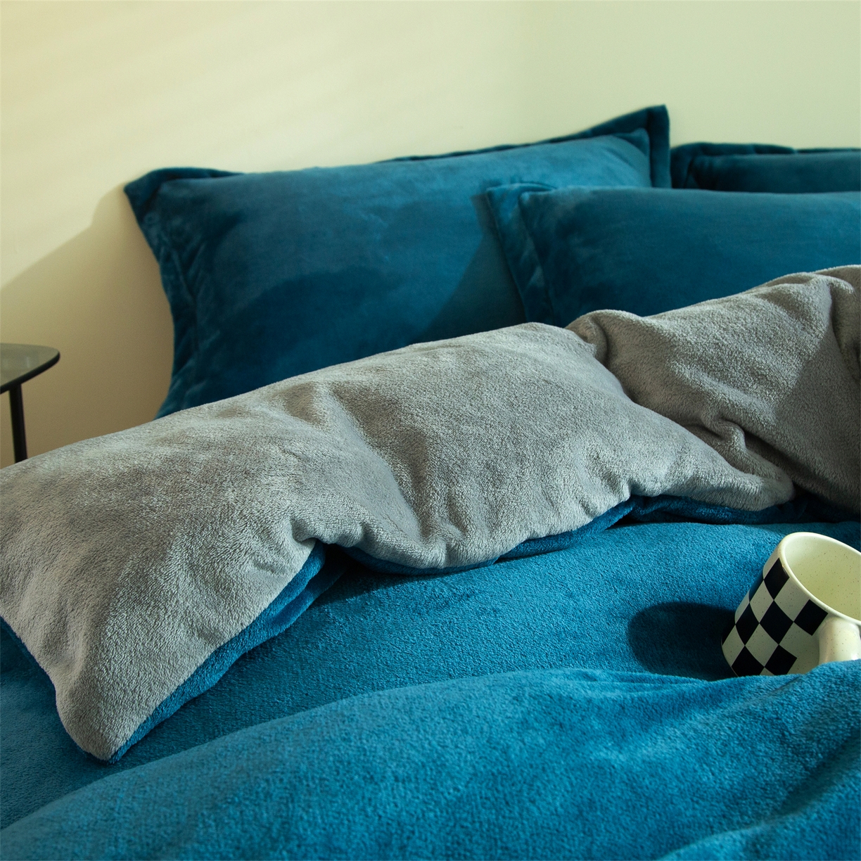 91家纺网 家纺一手货源 找家纺 兰紫橙家纺 2025新款双面绒纯色双拼牛奶绒四件套 孔雀蓝+浅灰