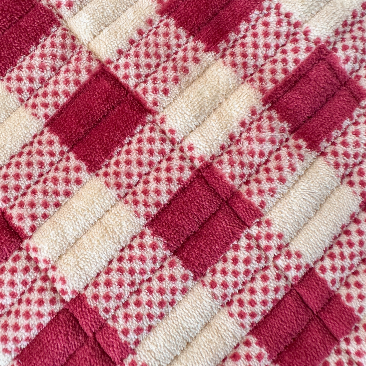 91家纺网 家纺一手货源 找家纺 恒爱家纺 2025新款牛奶绒夹棉花边床盖系列三件套 方纹格-酒红