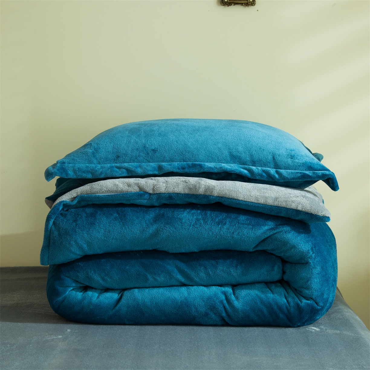 91家纺网 家纺一手货源 找家纺 兰紫橙家纺 2025新款双面绒纯色双拼牛奶绒四件套 孔雀蓝+浅灰