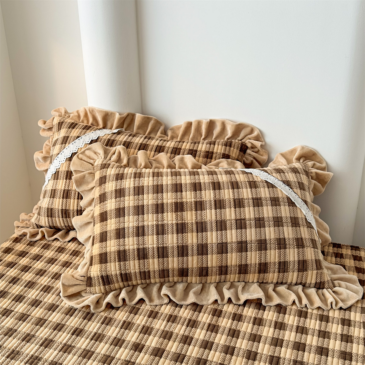 91家纺网 家纺一手货源 找家纺 恒爱家纺 2025新款牛奶绒夹棉花边床盖系列三件套 方纹格-卡其