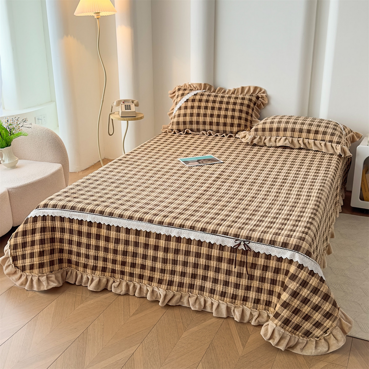 91家纺网 家纺一手货源 找家纺 恒爱家纺 2025新款牛奶绒夹棉花边床盖系列三件套 方纹格-卡其