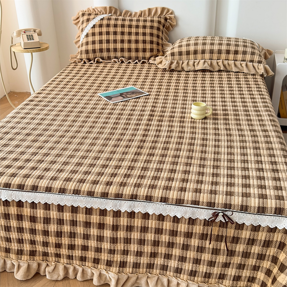 91家纺网 家纺一手货源 找家纺 恒爱家纺 2025新款牛奶绒夹棉花边床盖系列三件套 方纹格-卡其