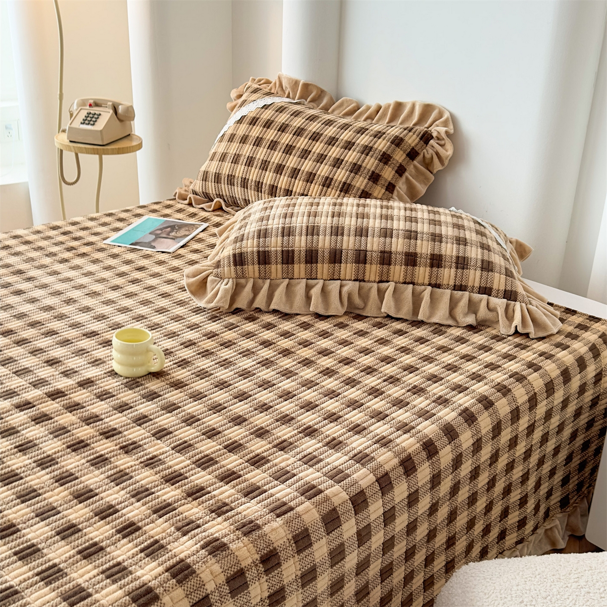 91家纺网 家纺一手货源 找家纺 恒爱家纺 2025新款牛奶绒夹棉花边床盖系列三件套 方纹格-卡其