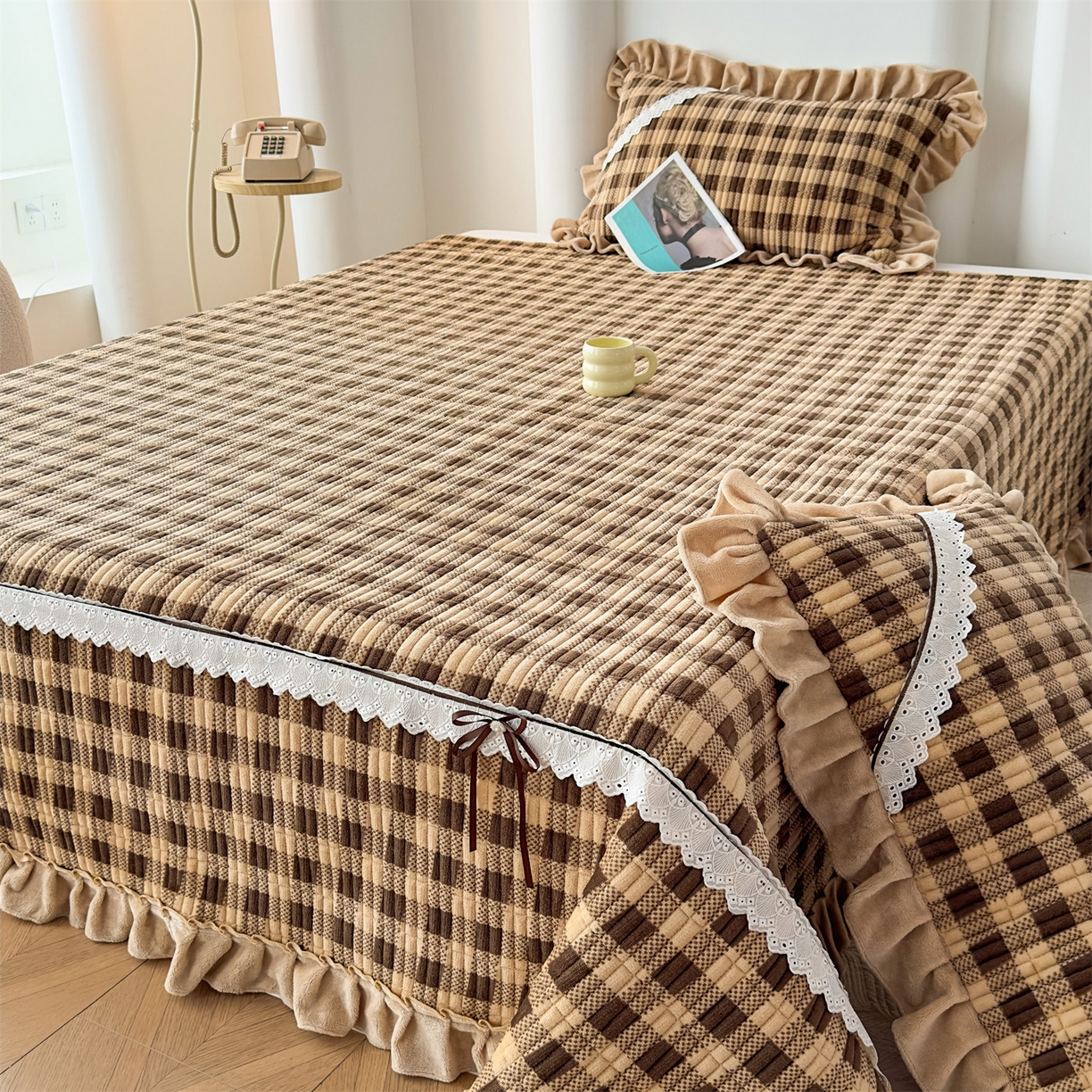 91家纺网 家纺一手货源 找家纺 恒爱家纺 2025新款牛奶绒夹棉花边床盖系列三件套 方纹格-卡其