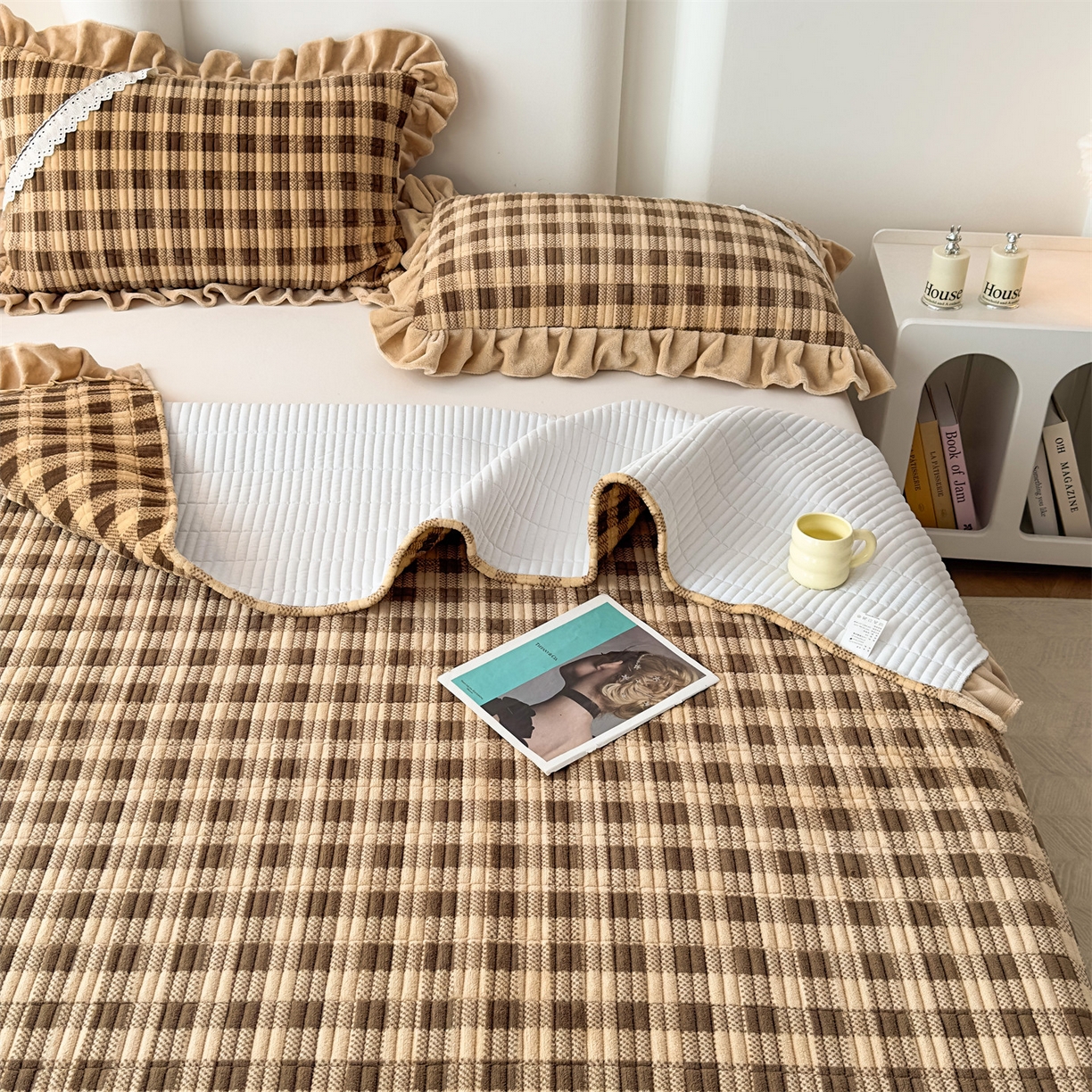 91家纺网 家纺一手货源 找家纺 恒爱家纺 2025新款牛奶绒夹棉花边床盖系列三件套 方纹格-卡其