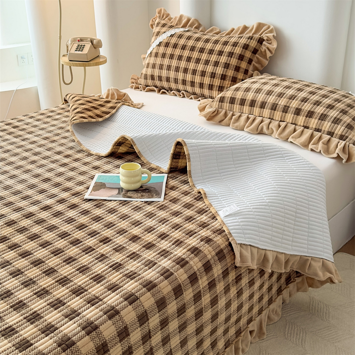 91家纺网 家纺一手货源 找家纺 恒爱家纺 2025新款牛奶绒夹棉花边床盖系列三件套 方纹格-卡其