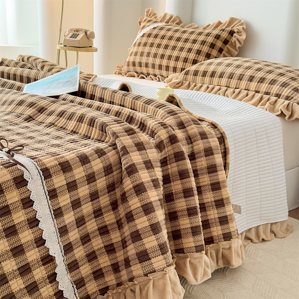 91家纺网 家纺一手货源 找家纺 恒爱家纺 2025新款牛奶绒夹棉花边床盖系列三件套 方纹格-卡其