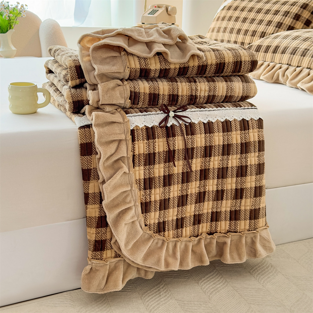 91家纺网 家纺一手货源 找家纺 恒爱家纺 2025新款牛奶绒夹棉花边床盖系列三件套 方纹格-卡其