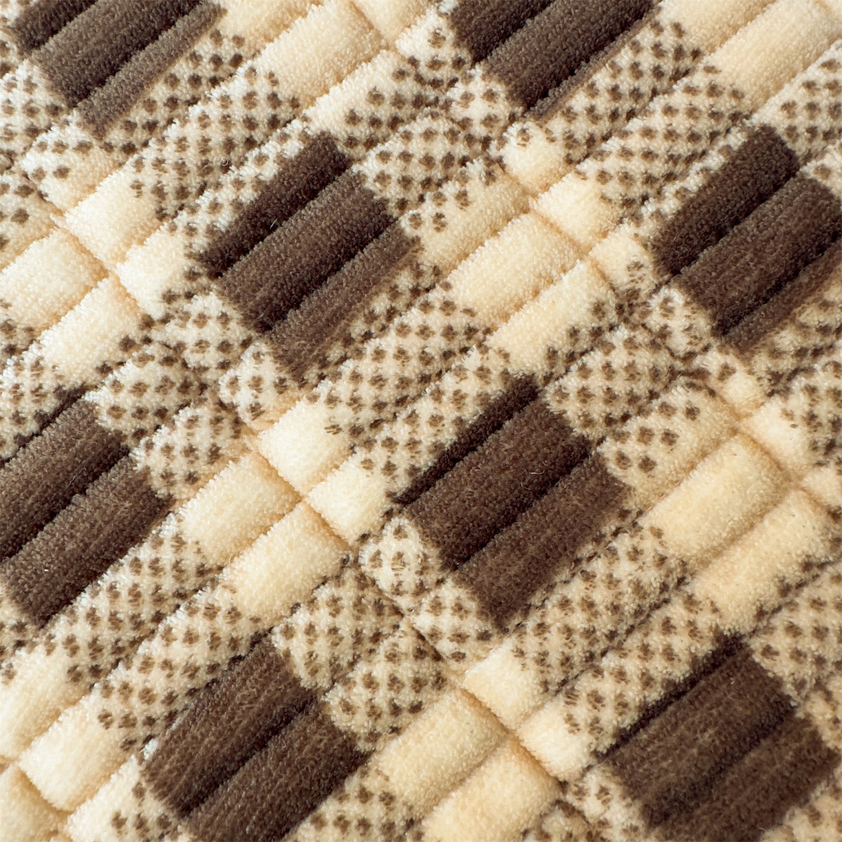 91家纺网 家纺一手货源 找家纺 恒爱家纺 2025新款牛奶绒夹棉花边床盖系列三件套 方纹格-卡其