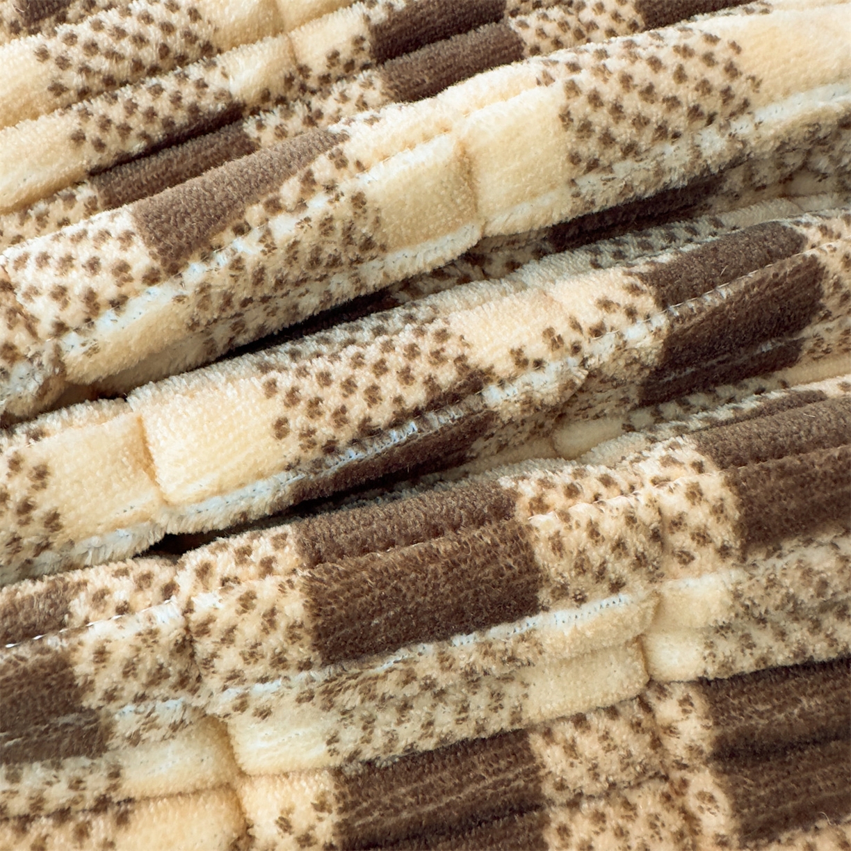 91家纺网 家纺一手货源 找家纺 恒爱家纺 2025新款牛奶绒夹棉花边床盖系列三件套 方纹格-卡其