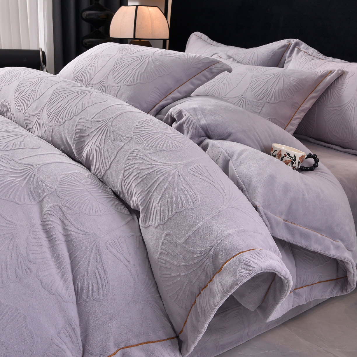 91家纺网 家纺一手货源 找家纺 苏迪网销供货 2025新款牛奶绒四件套A类高克重全消光雕花一字绣工艺款 银杏叶-香芋紫