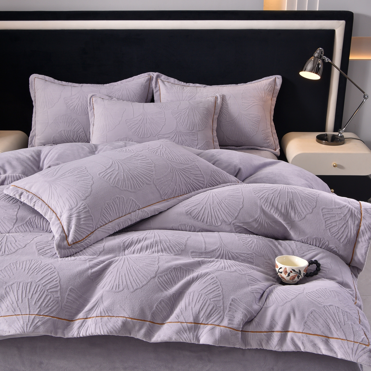 91家纺网 家纺一手货源 找家纺 苏迪网销供货 2025新款牛奶绒四件套A类高克重全消光雕花一字绣工艺款 银杏叶-香芋紫