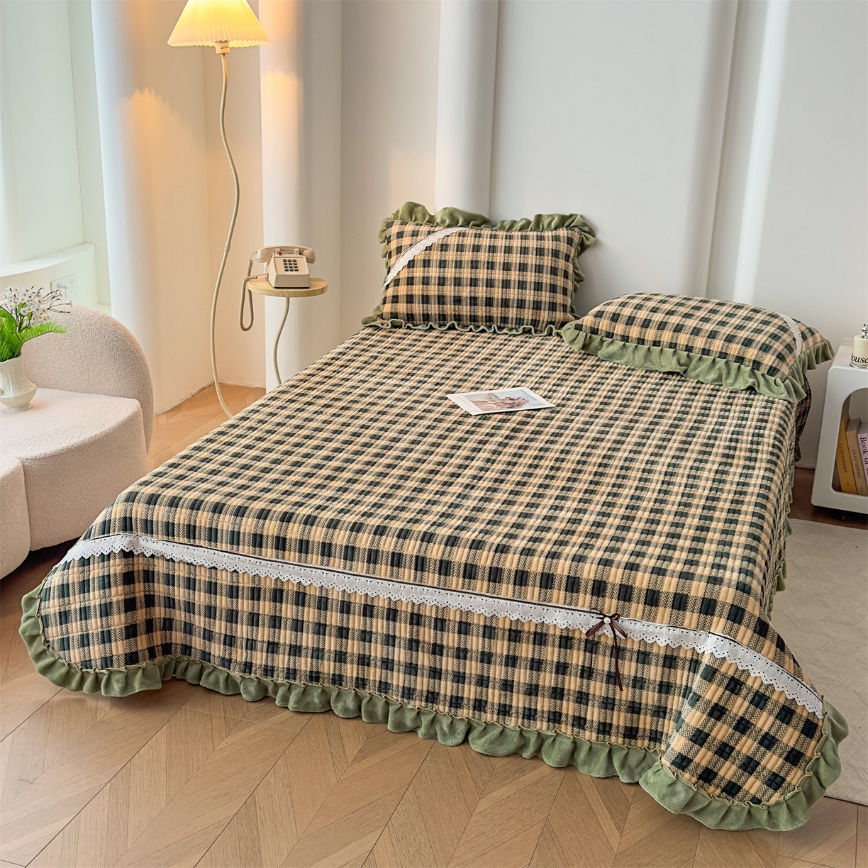 91家纺网 家纺一手货源 找家纺 恒爱家纺 2025新款牛奶绒夹棉花边床盖系列三件套 方纹格-牛油果绿