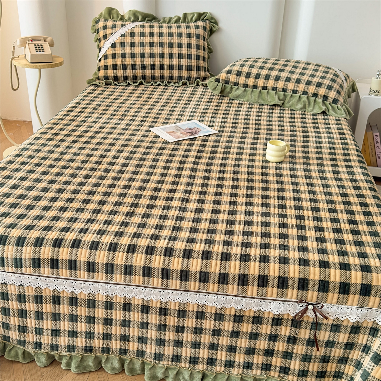 91家纺网 家纺一手货源 找家纺 恒爱家纺 2025新款牛奶绒夹棉花边床盖系列三件套 方纹格-牛油果绿
