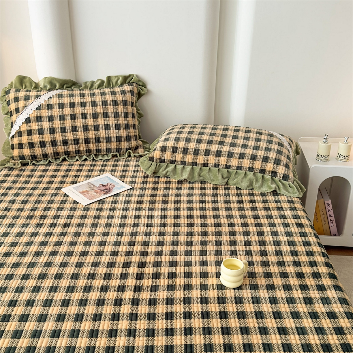 91家纺网 家纺一手货源 找家纺 恒爱家纺 2025新款牛奶绒夹棉花边床盖系列三件套 方纹格-牛油果绿