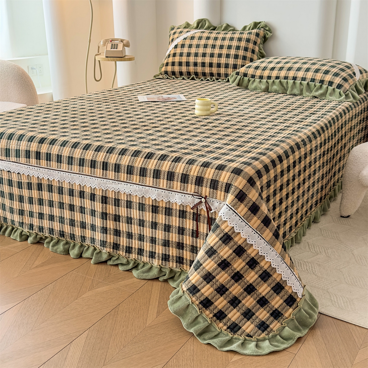 91家纺网 家纺一手货源 找家纺 恒爱家纺 2025新款牛奶绒夹棉花边床盖系列三件套 方纹格-牛油果绿