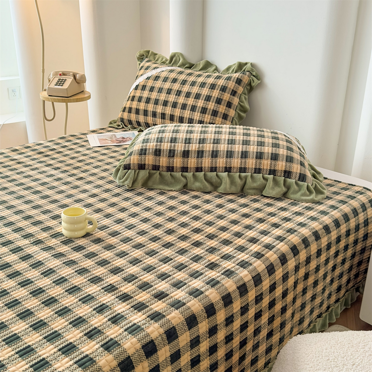 91家纺网 家纺一手货源 找家纺 恒爱家纺 2025新款牛奶绒夹棉花边床盖系列三件套 方纹格-牛油果绿