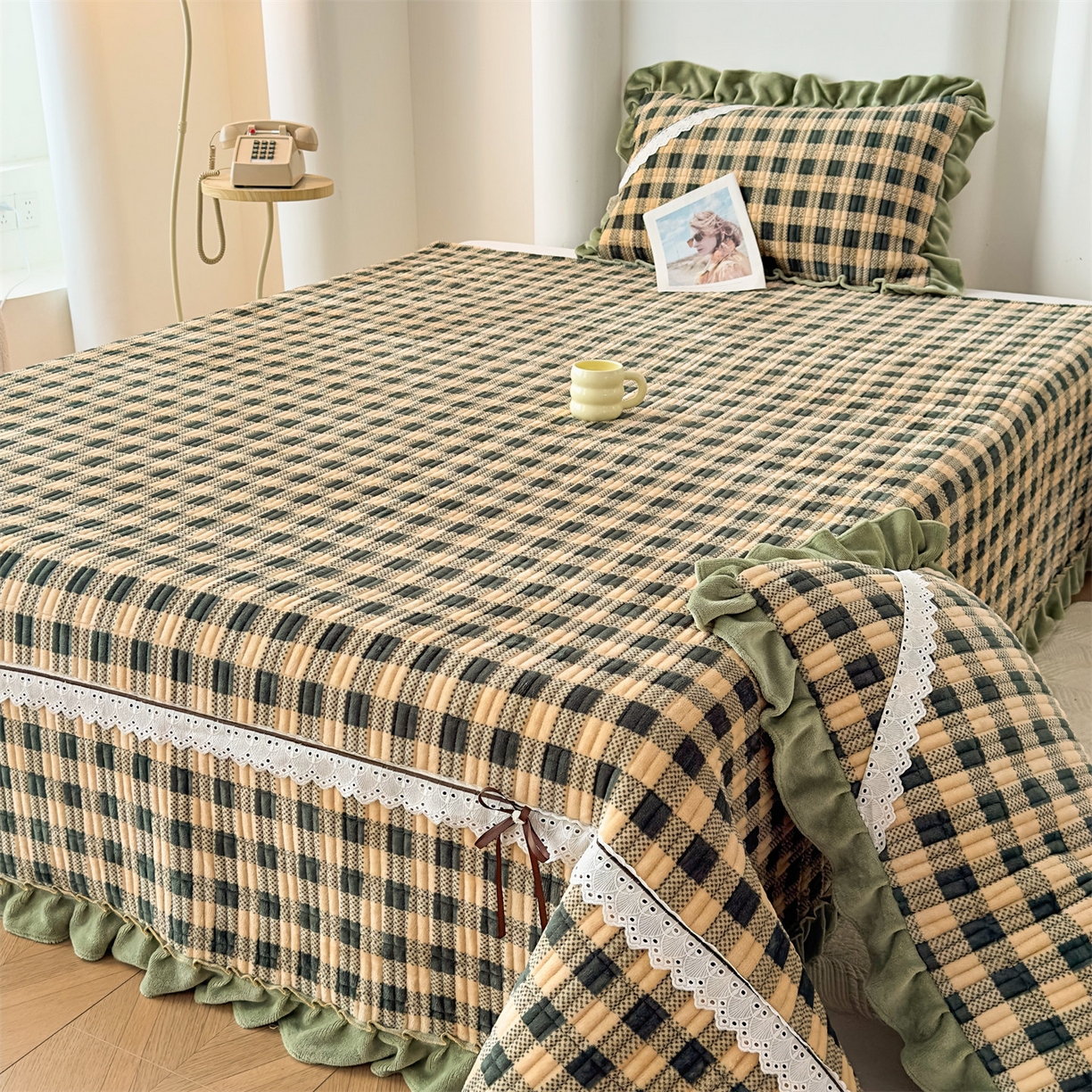 91家纺网 家纺一手货源 找家纺 恒爱家纺 2025新款牛奶绒夹棉花边床盖系列三件套 方纹格-牛油果绿