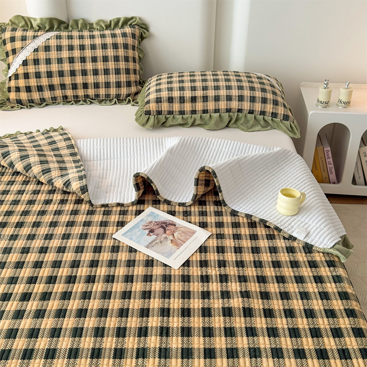 91家纺网 家纺一手货源 找家纺 恒爱家纺 2025新款牛奶绒夹棉花边床盖系列三件套 方纹格-牛油果绿