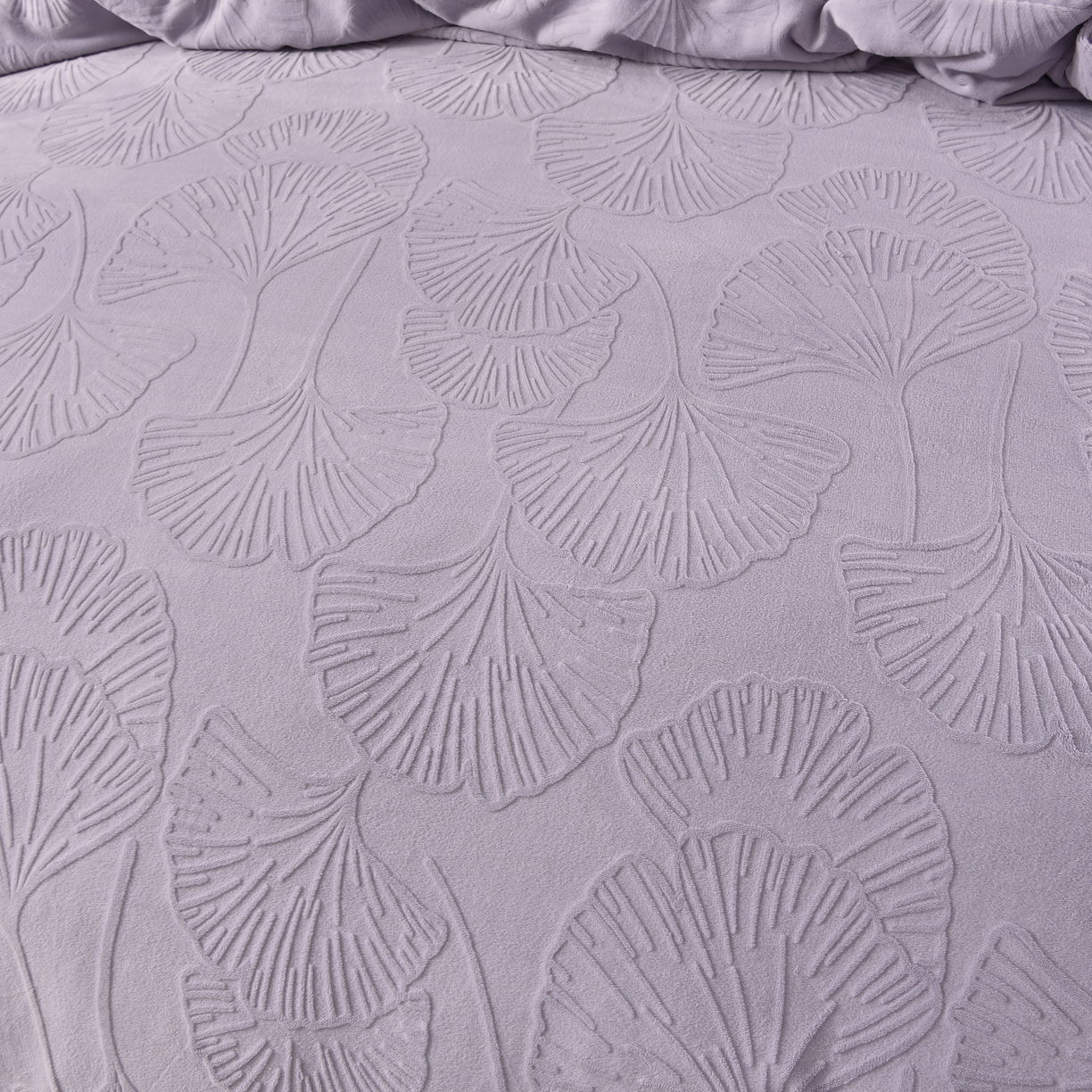 91家纺网 家纺一手货源 找家纺 苏迪网销供货 2025新款牛奶绒四件套A类高克重全消光雕花一字绣工艺款 银杏叶-香芋紫