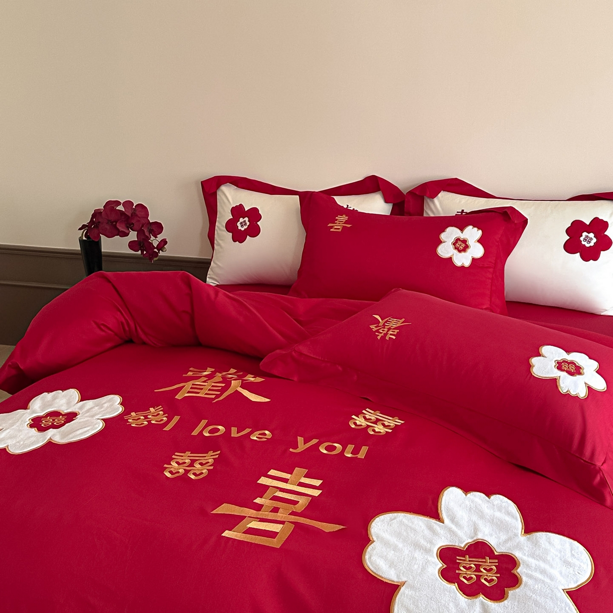 91家纺网 家纺一手货源 找家纺 梵克保罗 2025新款水洗棉柔软舒适亲肤棉贴布绣刺绣婚庆四件套 欢喜红