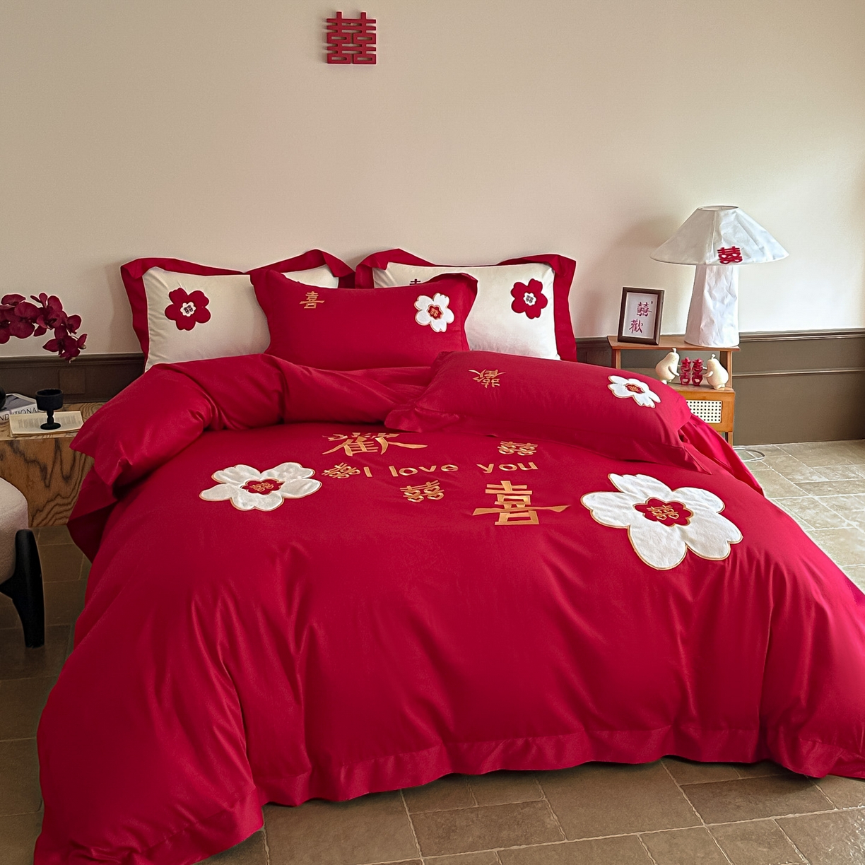 91家纺网 家纺一手货源 找家纺 梵克保罗 2025新款水洗棉柔软舒适亲肤棉贴布绣刺绣婚庆四件套 欢喜红
