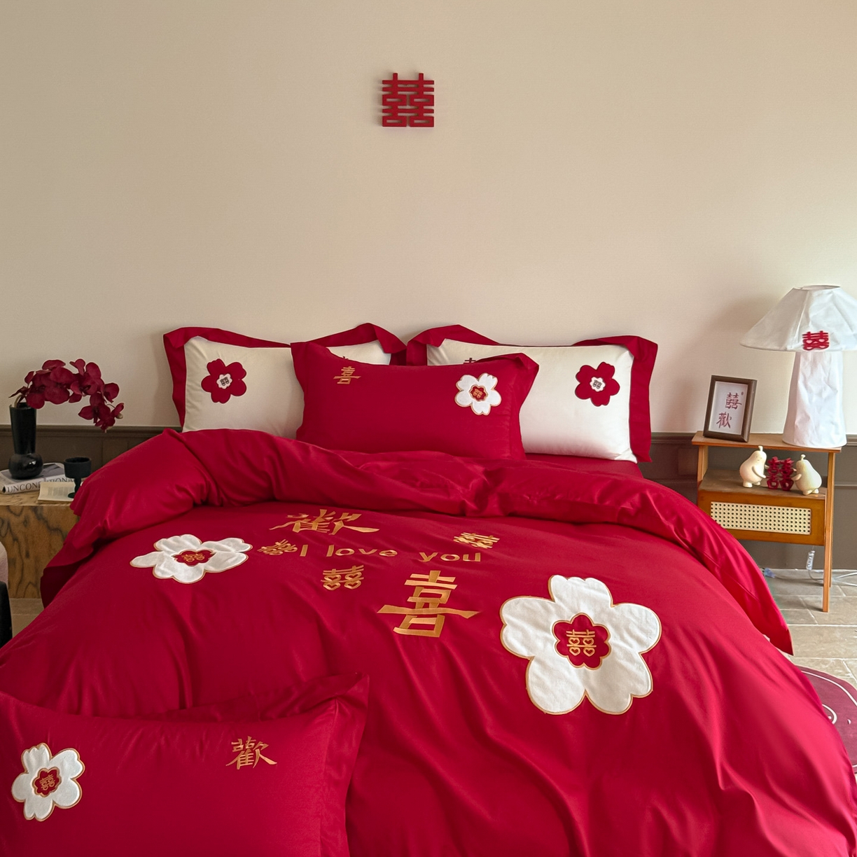 91家纺网 家纺一手货源 找家纺 梵克保罗 2025新款水洗棉柔软舒适亲肤棉贴布绣刺绣婚庆四件套 欢喜红