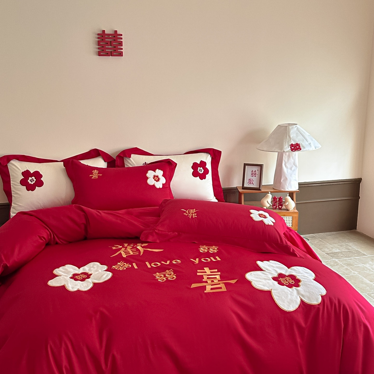 91家纺网 家纺一手货源 找家纺 梵克保罗 2025新款水洗棉柔软舒适亲肤棉贴布绣刺绣婚庆四件套 欢喜红