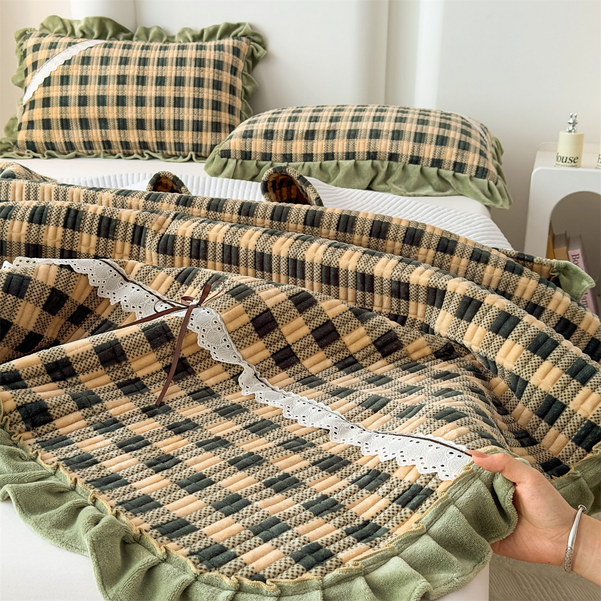 91家纺网 家纺一手货源 找家纺 恒爱家纺 2025新款牛奶绒夹棉花边床盖系列三件套 方纹格-牛油果绿