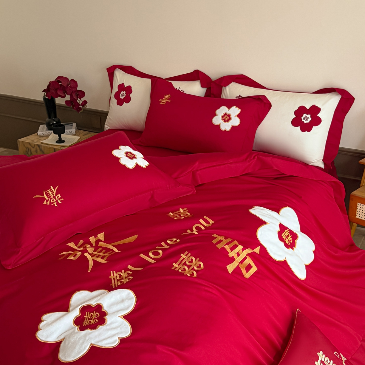 91家纺网 家纺一手货源 找家纺 梵克保罗 2025新款水洗棉柔软舒适亲肤棉贴布绣刺绣婚庆四件套 欢喜红
