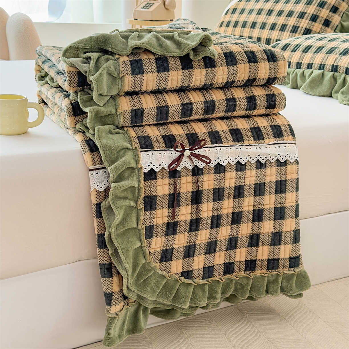 91家纺网 家纺一手货源 找家纺 恒爱家纺 2025新款牛奶绒夹棉花边床盖系列三件套 方纹格-牛油果绿