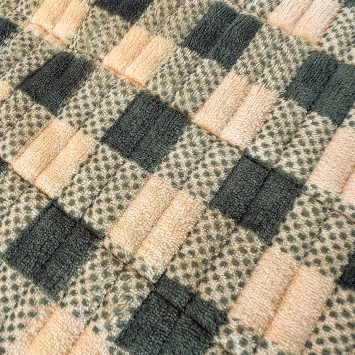 91家纺网 家纺一手货源 找家纺 恒爱家纺 2025新款牛奶绒夹棉花边床盖系列三件套 方纹格-牛油果绿