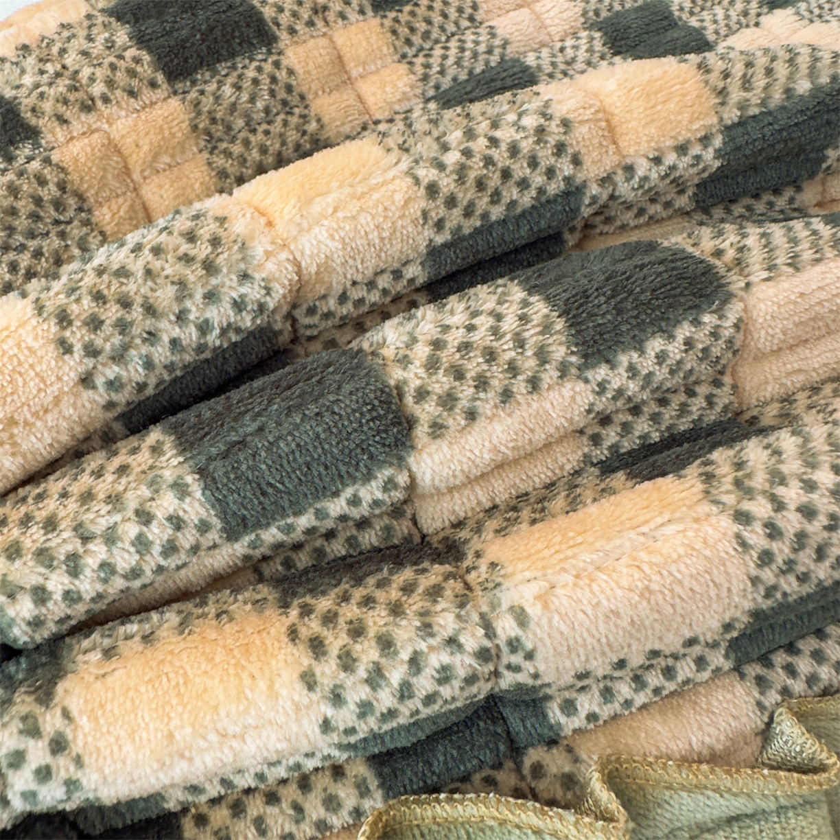 91家纺网 家纺一手货源 找家纺 恒爱家纺 2025新款牛奶绒夹棉花边床盖系列三件套 方纹格-牛油果绿