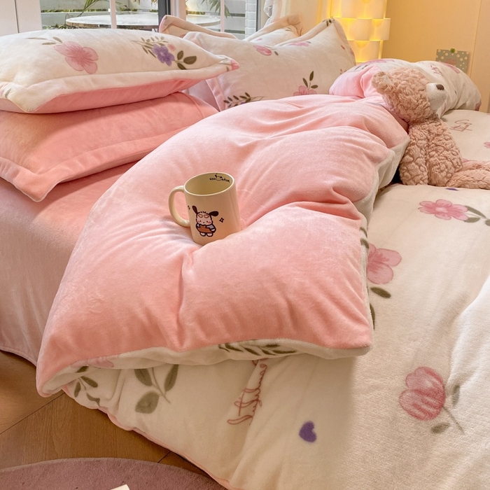 91家纺网 家纺一手货源 找家纺 喜梦缘 2025年新款大版小版卡通牛奶绒四件套 花儿朵朵