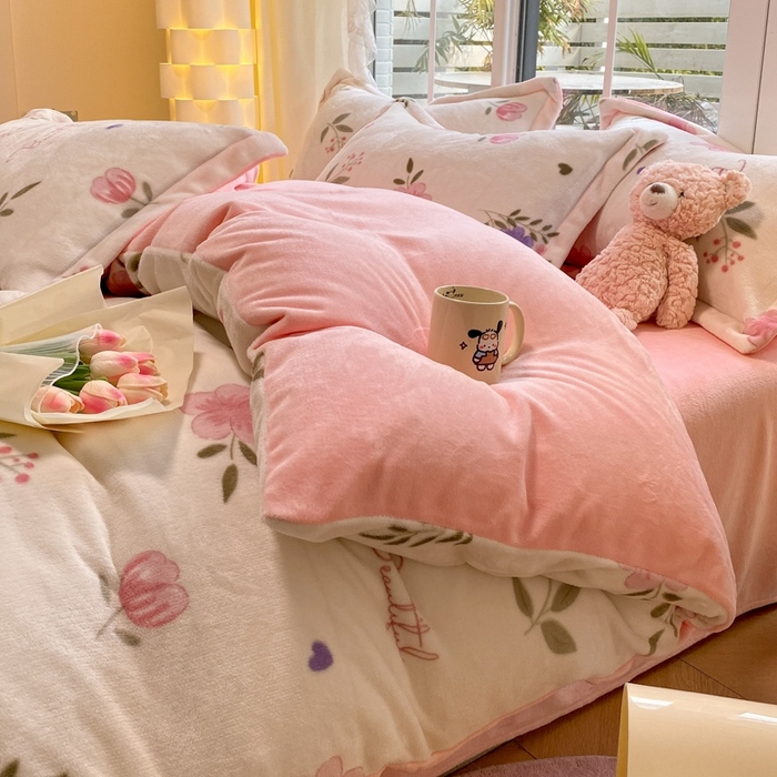 91家纺网 家纺一手货源 找家纺 喜梦缘 2025年新款大版小版卡通牛奶绒四件套 花儿朵朵